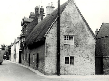 31 High Street and 1 Church Walk in 1962